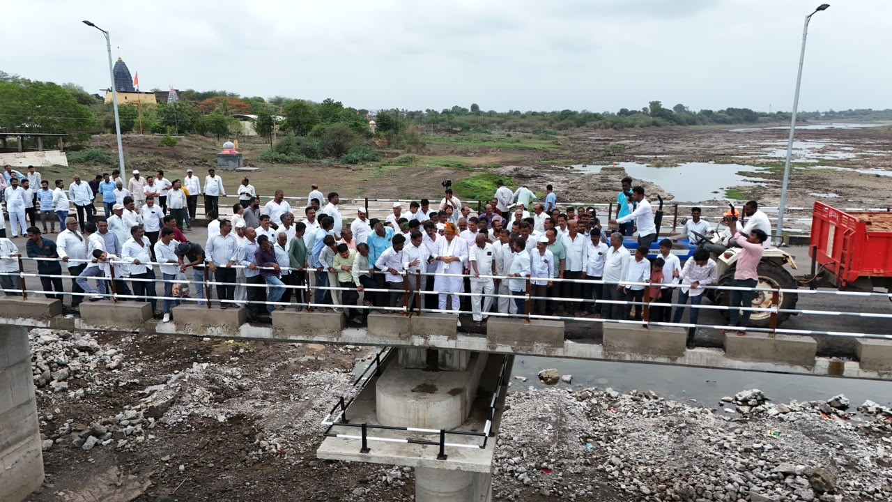 वारी-कान्हेगाव पुलाची उभारणी ही विकासाची पायाभरणी : आ. काळे